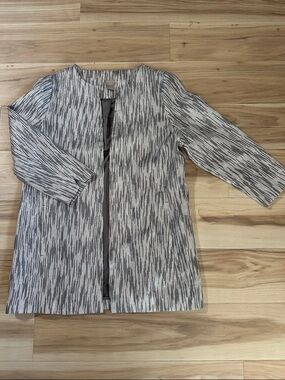 Chico’s Traveler Open-Front Textured Gray & White Jacket 8/10